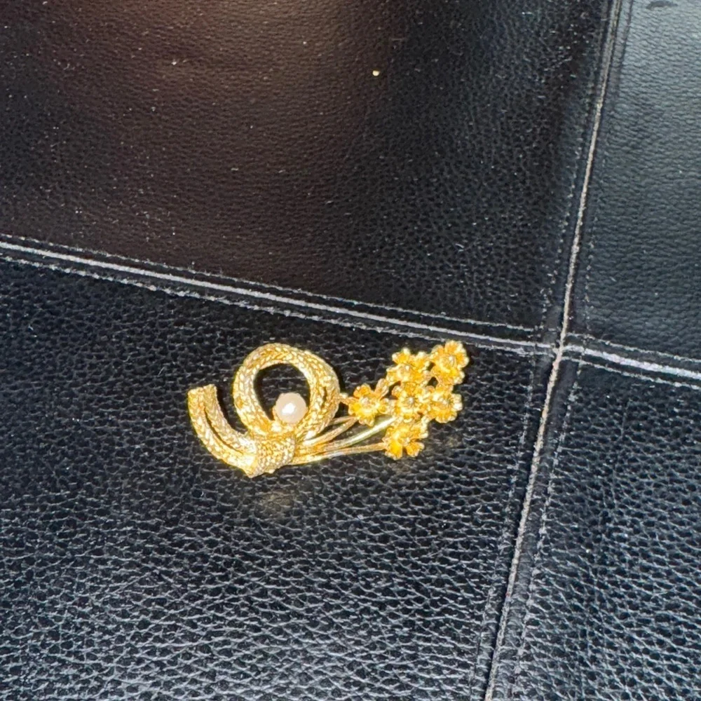 VTG Elegant Gold Tone Floral Brooch